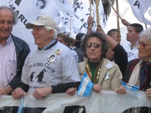 Personas manifestandose en la Av. de Mayo